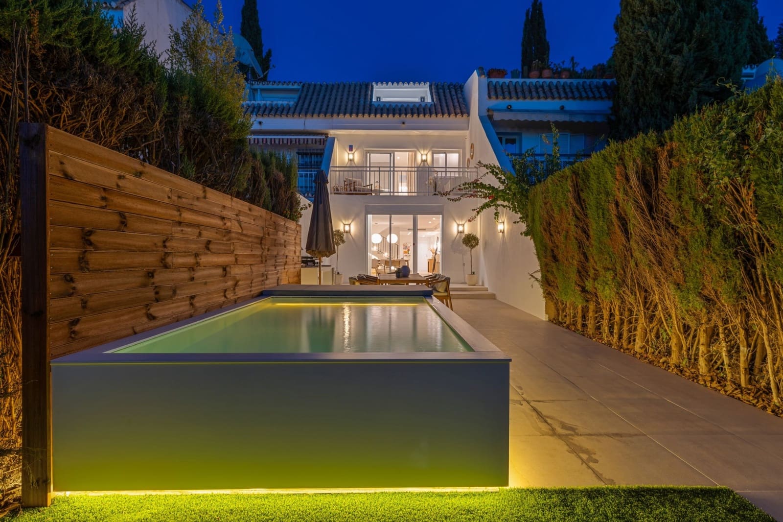 4 soveværelse Byhus til salg i Marbella med swimmingpool - € 1.099.000 (Ref: 9755331)