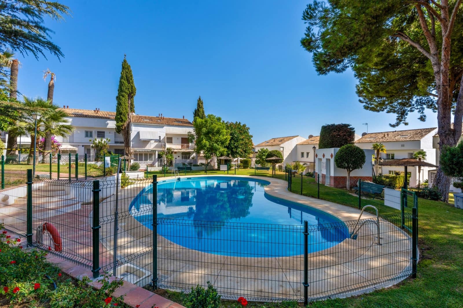 4 soveværelse Byhus til salg i Marbella med swimmingpool - € 1.099.000 (Ref: 9755331)