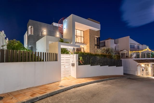 3 soveværelse Villa til salg i Mijas Costa, Mijas med swimmingpool garage - € 1.895.000 (Ref: 9772689)