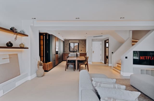 4 soverom Kjedet enebolig til salgs i Puerto Banus, Marbella med svømmebasseng garasje - € 1 350 000 (Ref: 9783014)