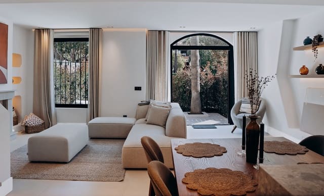 4 soverom Kjedet enebolig til salgs i Puerto Banus, Marbella med svømmebasseng garasje - € 1 350 000 (Ref: 9783014)