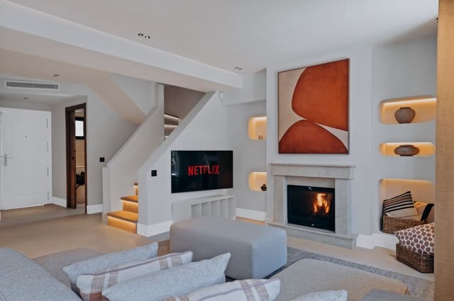 4 soverom Kjedet enebolig til salgs i Puerto Banus, Marbella med svømmebasseng garasje - € 1 350 000 (Ref: 9783014)