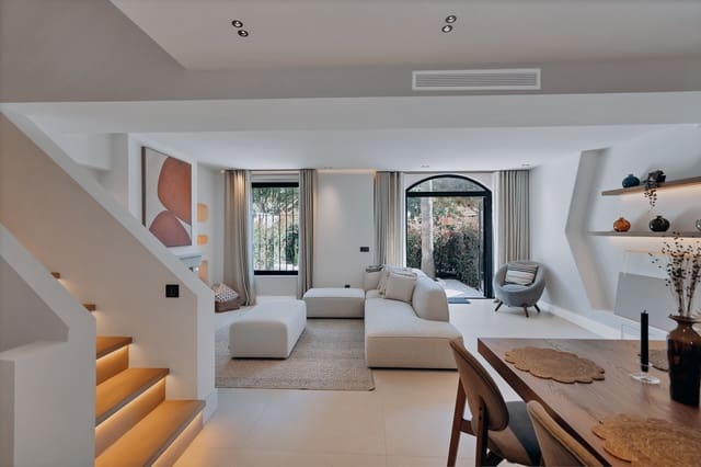 4 soverom Kjedet enebolig til salgs i Puerto Banus, Marbella med svømmebasseng garasje - € 1 350 000 (Ref: 9783014)