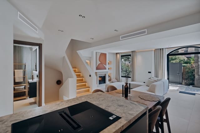 4 soverom Kjedet enebolig til salgs i Puerto Banus, Marbella med svømmebasseng garasje - € 1 350 000 (Ref: 9783014)