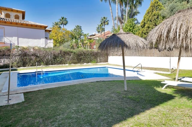 4 soverom Kjedet enebolig til salgs i Puerto Banus, Marbella med svømmebasseng garasje - € 1 350 000 (Ref: 9783014)