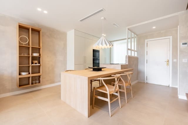 3 sypialnia Dom na sprzedaż w Marbella z basenem garażem - 1 725 000 € (Ref: 9798670)