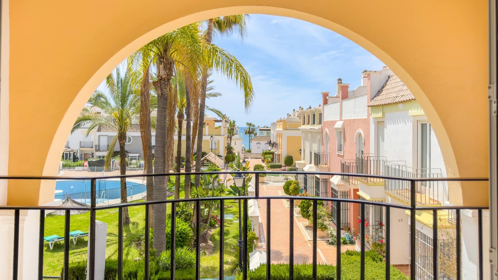 3 sypialnia Dom na sprzedaż w Marbella z basenem garażem - 1 725 000 € (Ref: 9798670)