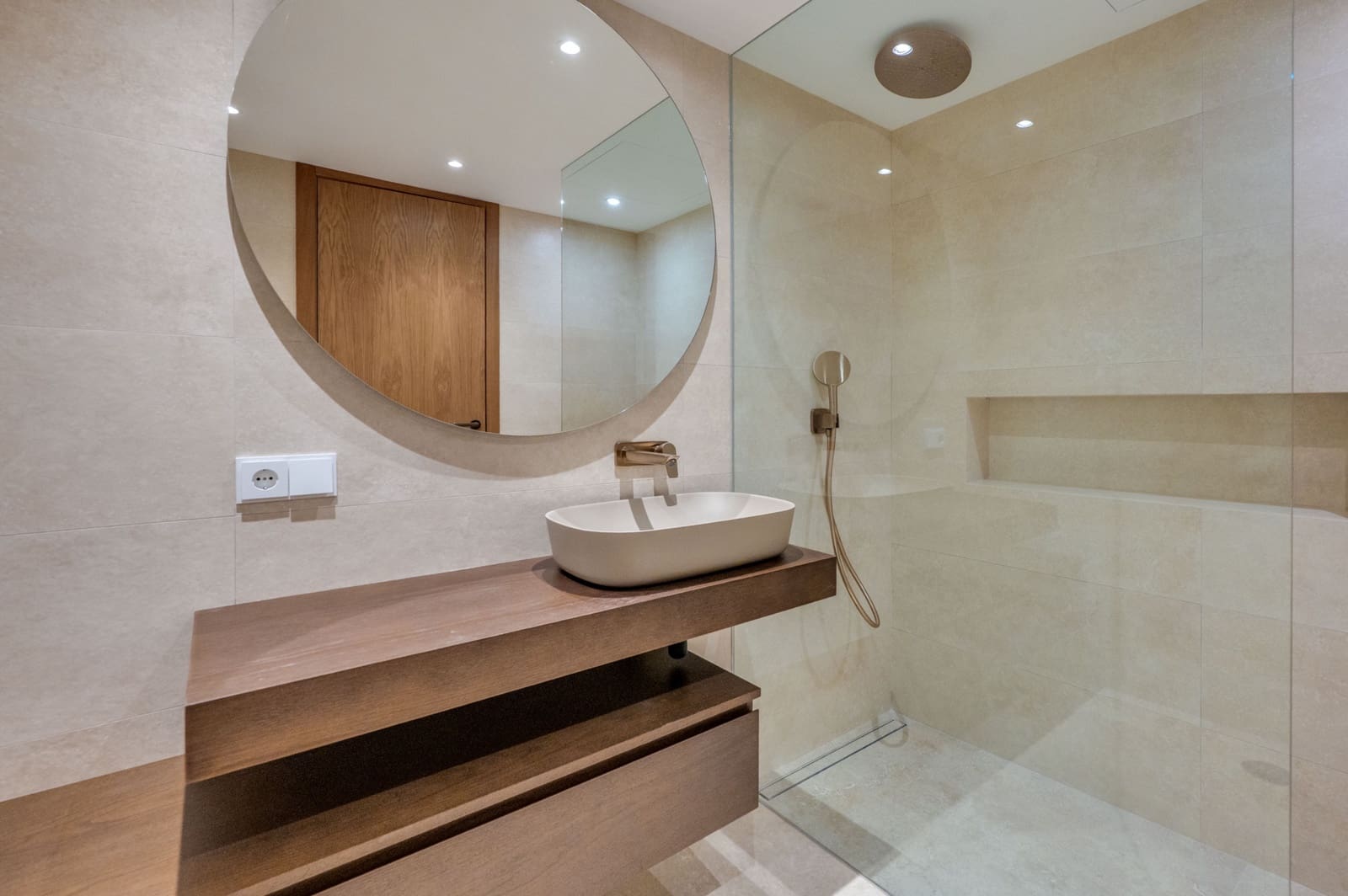 3 quarto Apartamento para venda em Nueva Andalucia com piscina garagem - 1 785 000 € (Ref: 9807654)