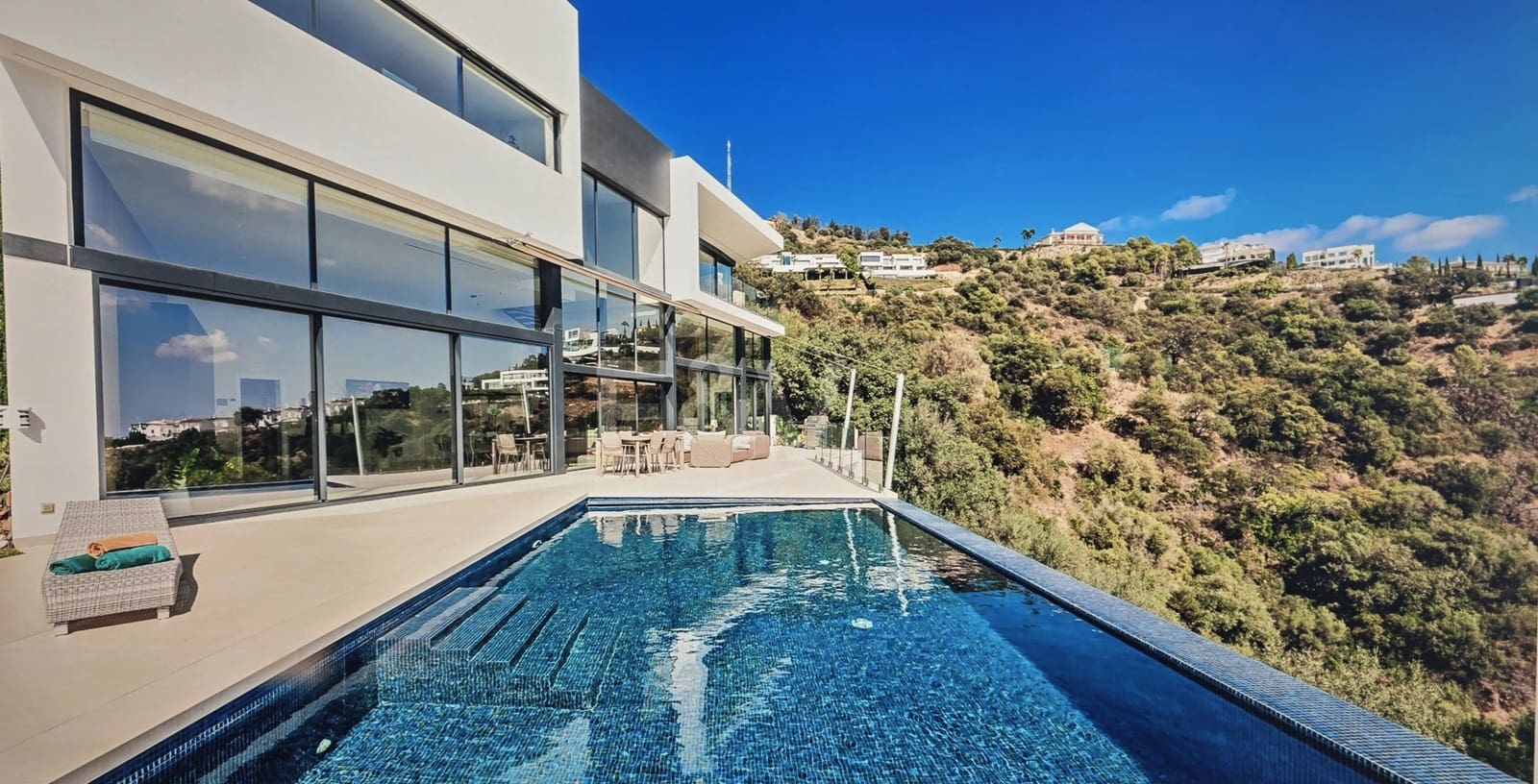 4 bedroom Villa for sale in Marbella with pool garage - € 3,995,000 (Ref: 9821997)