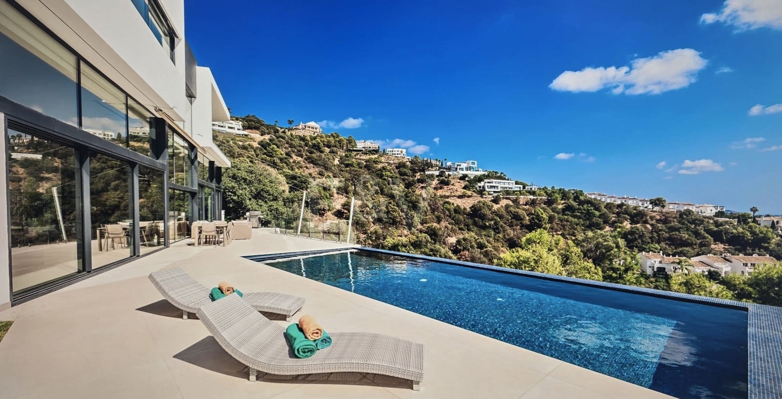 4 bedroom Villa for sale in Marbella with pool garage - € 3,995,000 (Ref: 9821997)