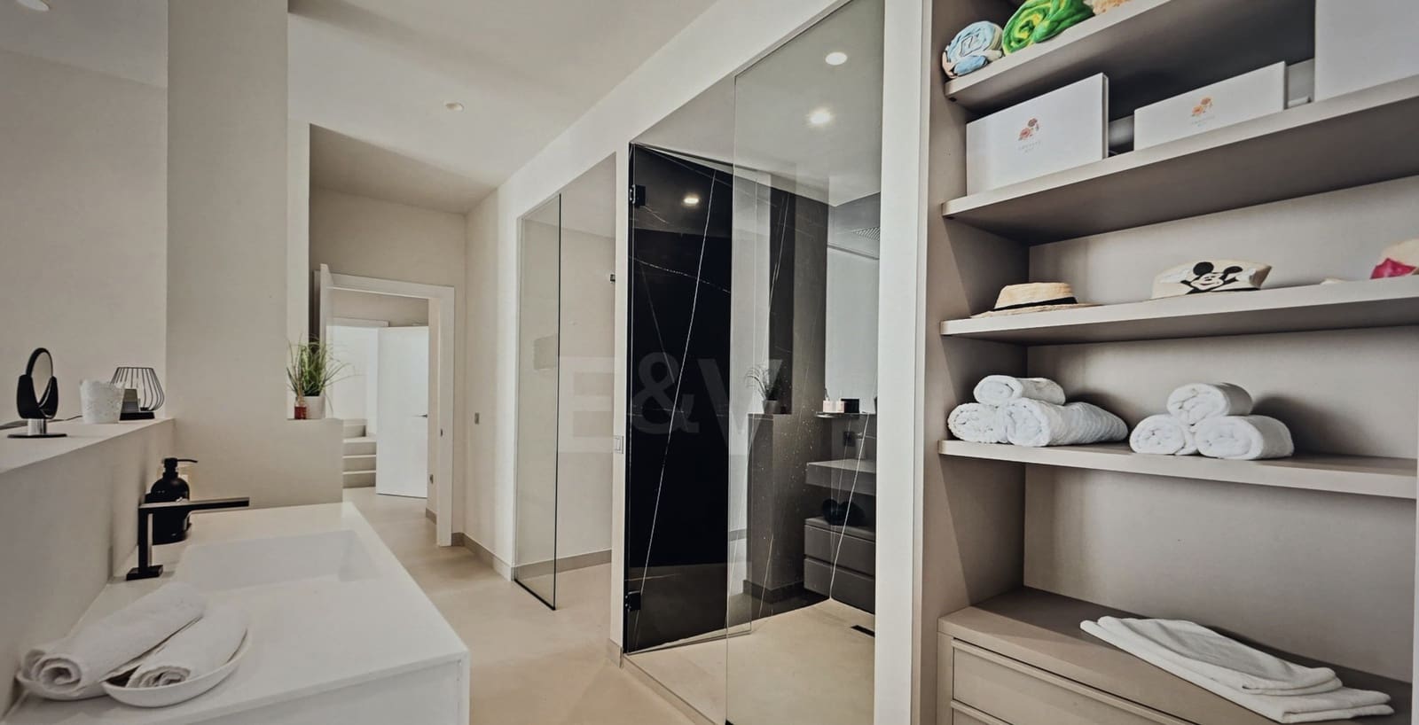4 bedroom Villa for sale in Marbella with pool garage - € 3,995,000 (Ref: 9821997)