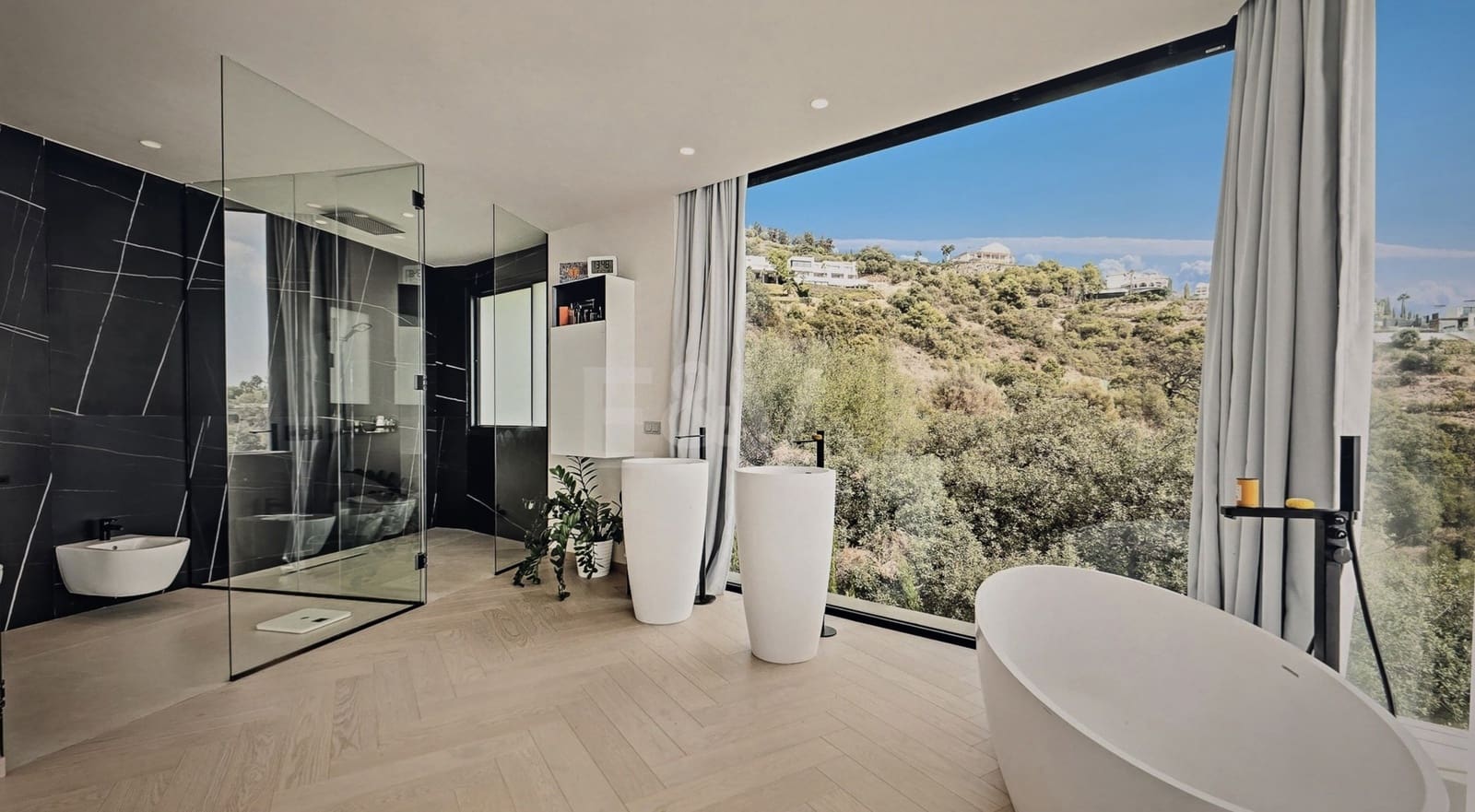 4 bedroom Villa for sale in Marbella with pool garage - € 3,995,000 (Ref: 9821997)