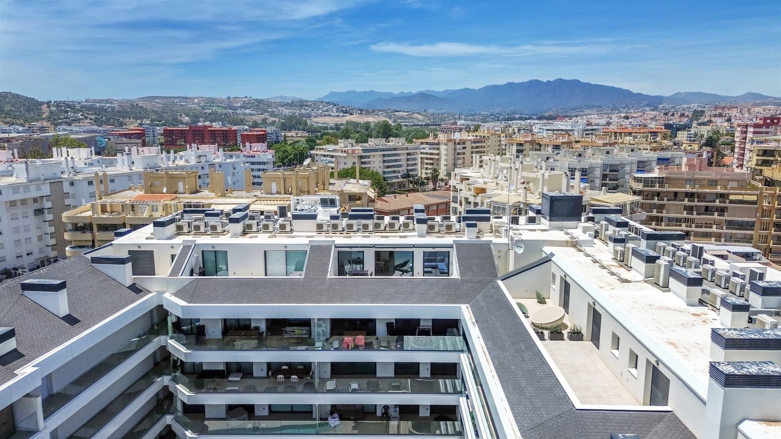 3 makuuhuone Kattohuoneisto myytävänä paikassa Fuengirola mukana uima-altaan 
autotalli - 1 749 000 € (Ref: 9906823)