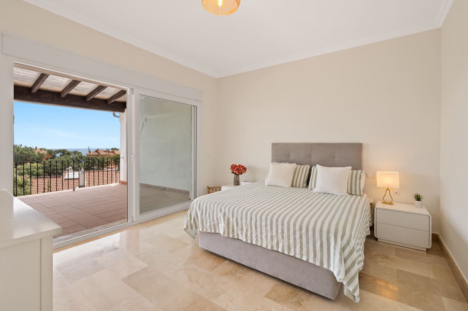 4 sovrum Villa till salu i Marbella med pool garage - 1 099 000 € (Ref: 9986355)