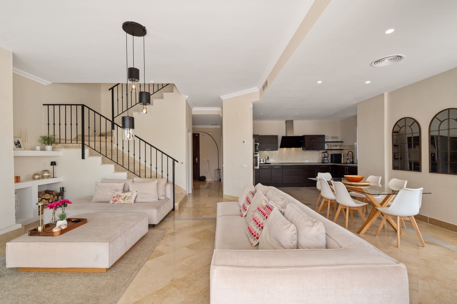 4 sovrum Villa till salu i Marbella med pool garage - 1 099 000 € (Ref: 9986355)