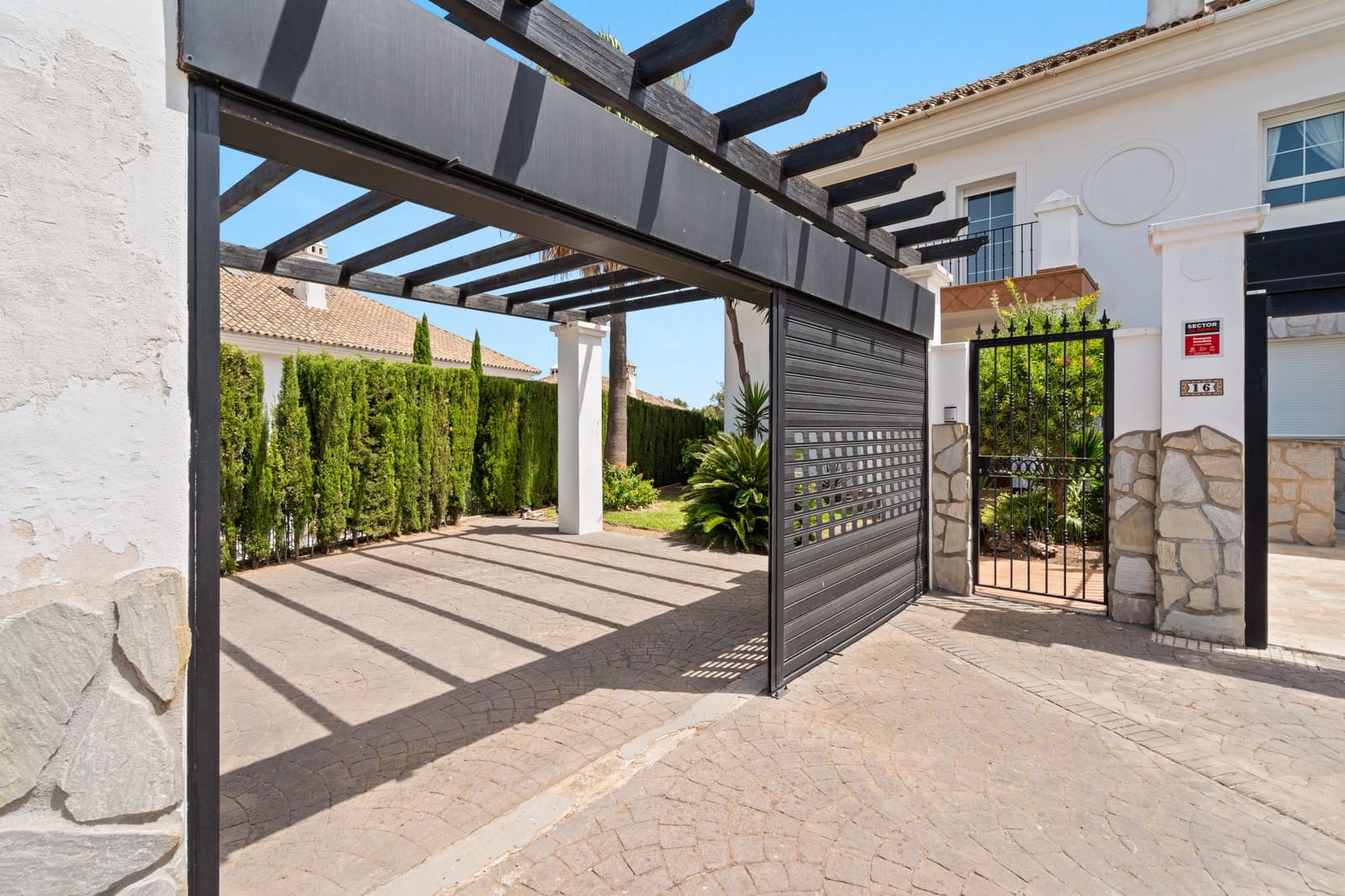 4 sovrum Villa till salu i Marbella med pool garage - 1 099 000 € (Ref: 9986355)