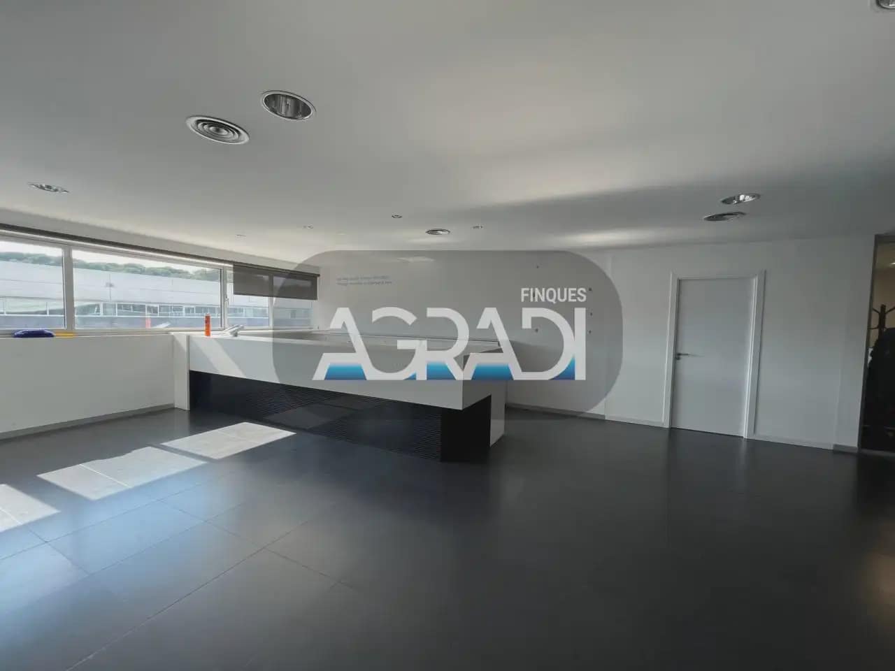 Commercial for rent in Llinars del Valles - € 38,000 (Ref: 9938525)