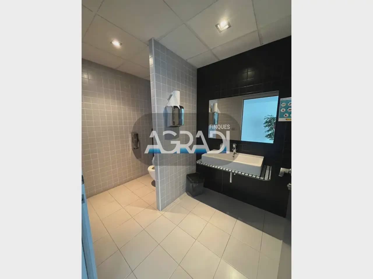 Commercial for rent in Llinars del Valles - € 38,000 (Ref: 9938525)