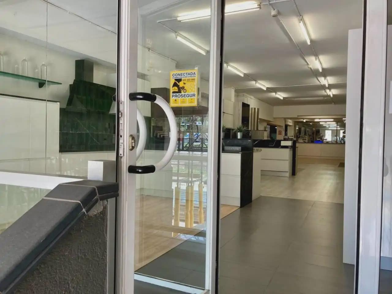 Commercial for sale in Barcelona city - € 330,000 (Ref: 9938529)