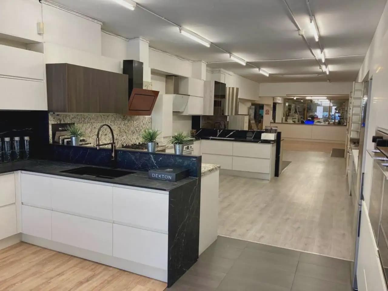 Commercial for sale in Barcelona city - € 330,000 (Ref: 9938529)