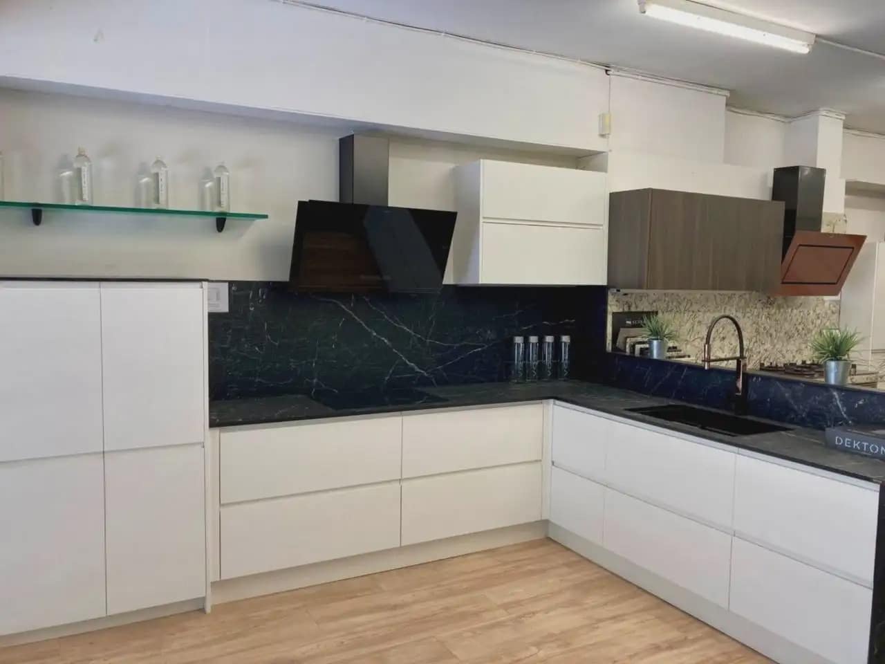 Commercial for sale in Barcelona city - € 330,000 (Ref: 9938529)