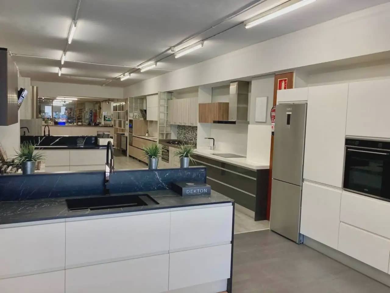 Commercial for sale in Barcelona city - € 330,000 (Ref: 9938529)
