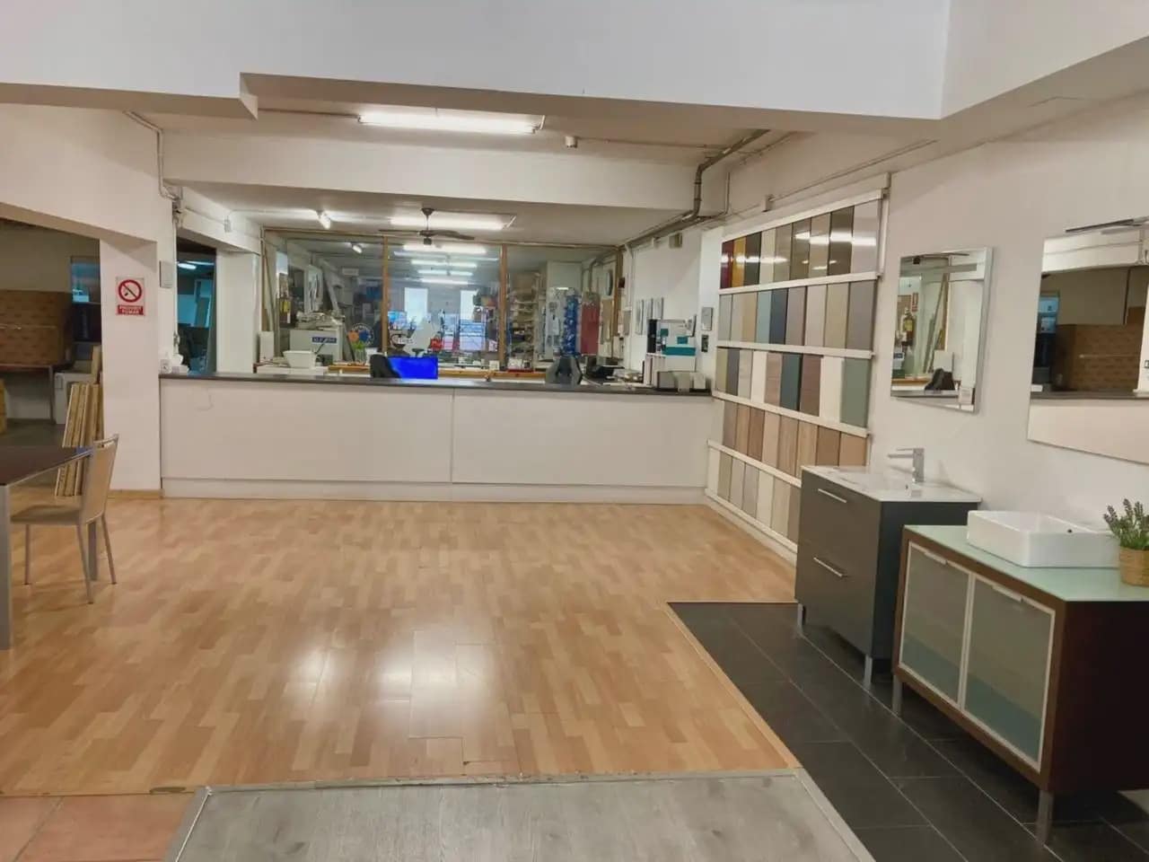 Commercial for sale in Barcelona city - € 330,000 (Ref: 9938529)