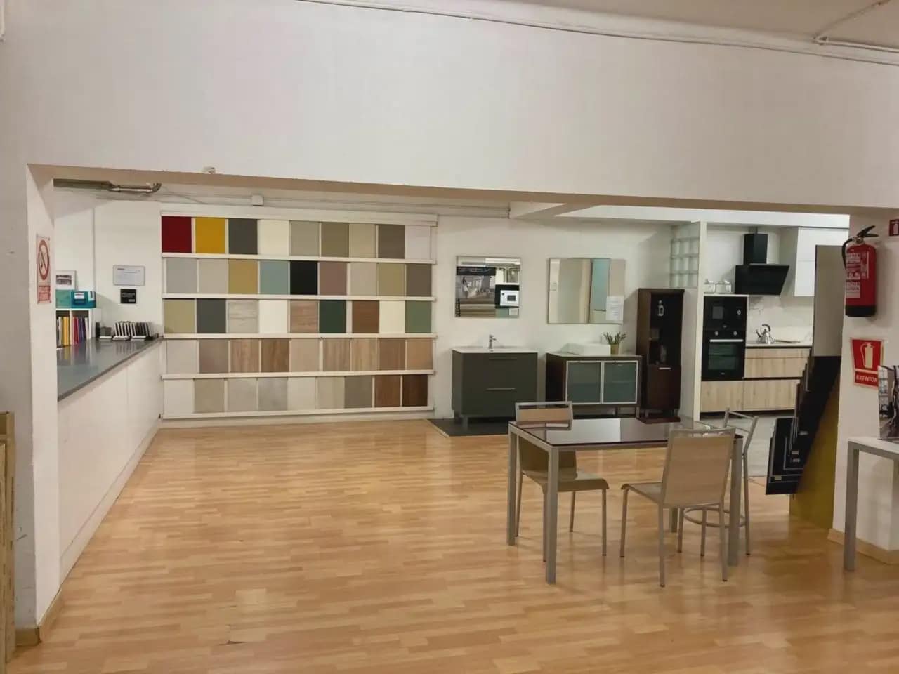 Commercial for sale in Barcelona city - € 330,000 (Ref: 9938529)