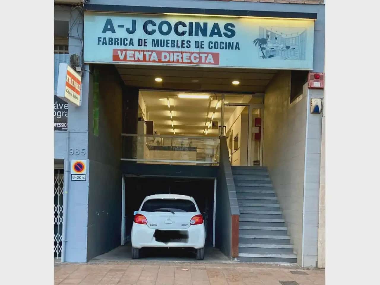Commercial for sale in Barcelona city - € 330,000 (Ref: 9938529)