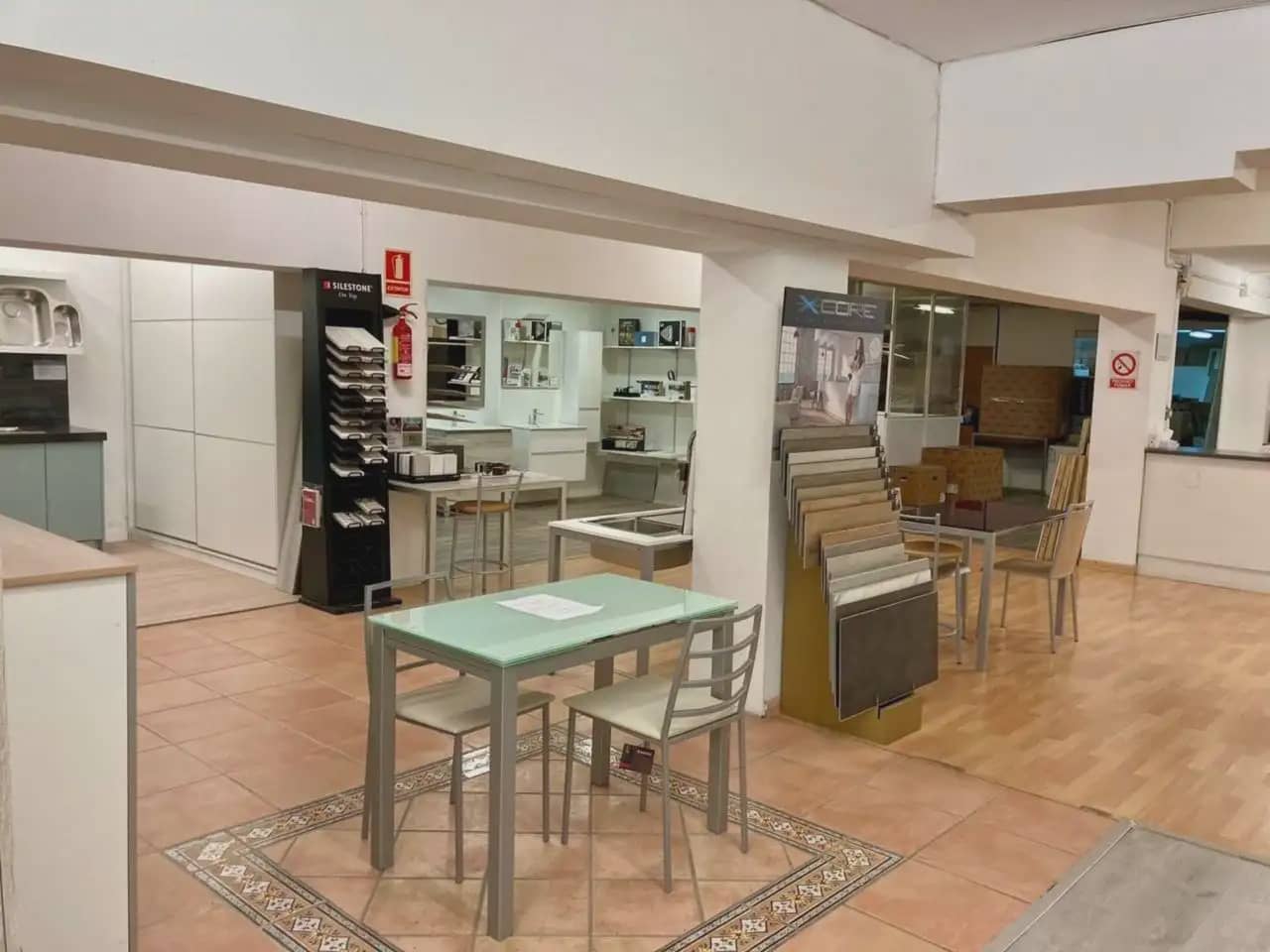 Commercial for sale in Barcelona city - € 330,000 (Ref: 9938529)