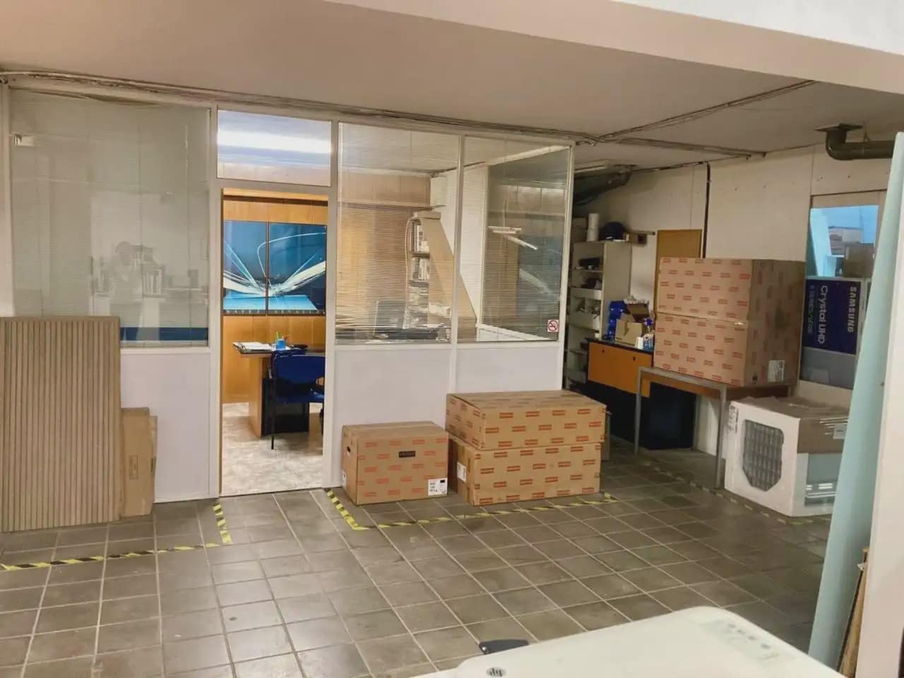 Commercial for sale in Barcelona city - € 330,000 (Ref: 9938529)