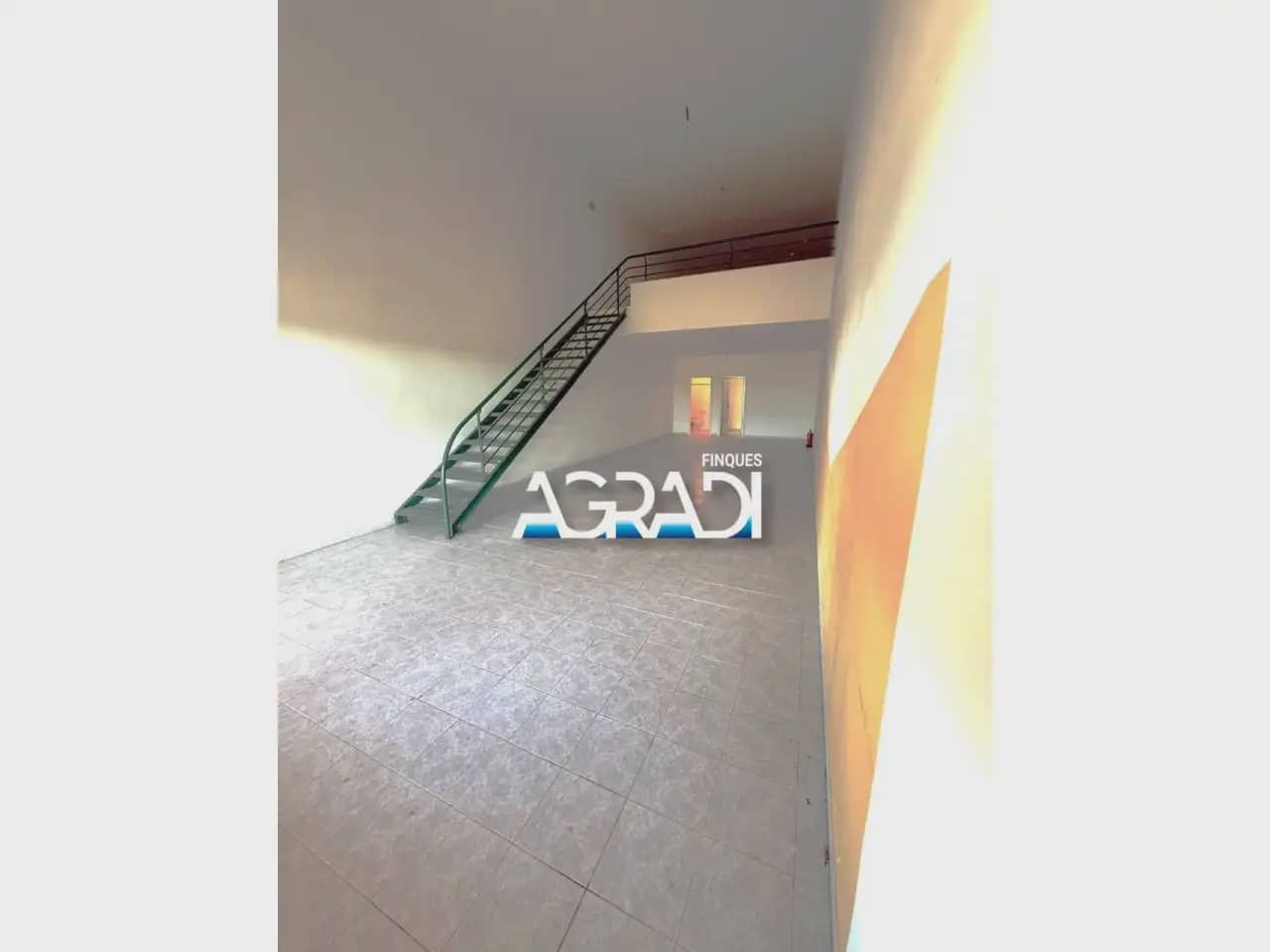 Commercial for sale in Sant Jordi - € 69,000 (Ref: 9938549)