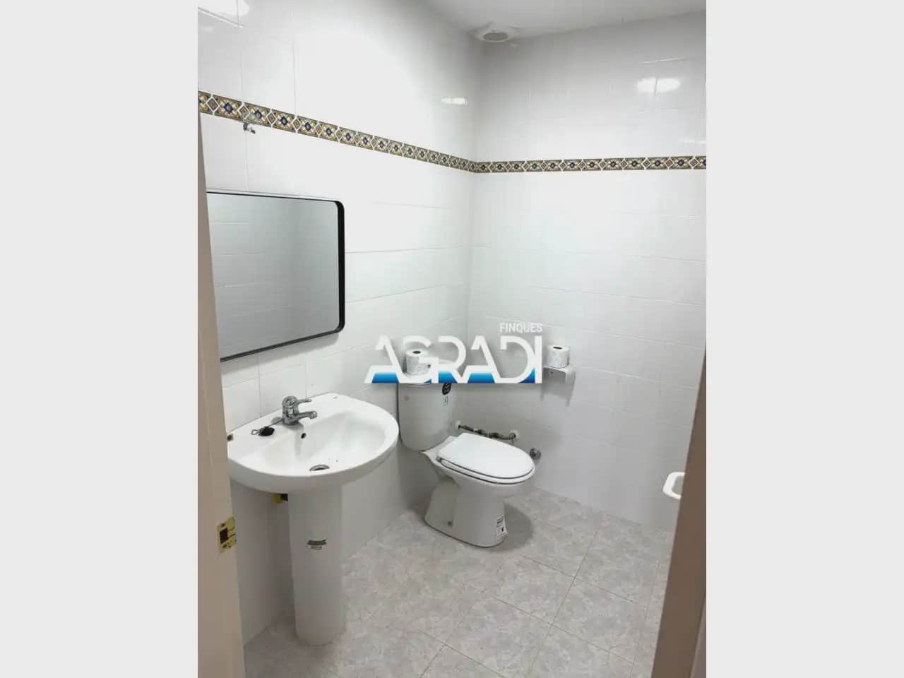 Commercial for sale in Sant Jordi - € 69,000 (Ref: 9938549)