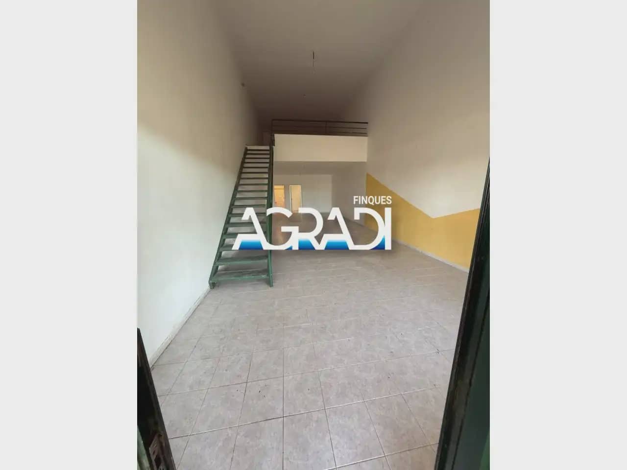 Commercial for sale in Sant Jordi - € 69,000 (Ref: 9938549)