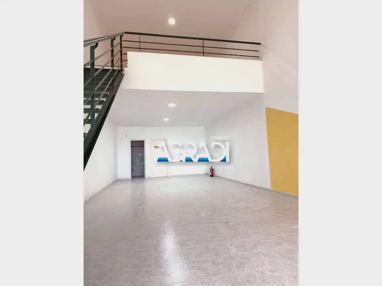 Commercial for sale in Sant Jordi - € 69,000 (Ref: 9938549)