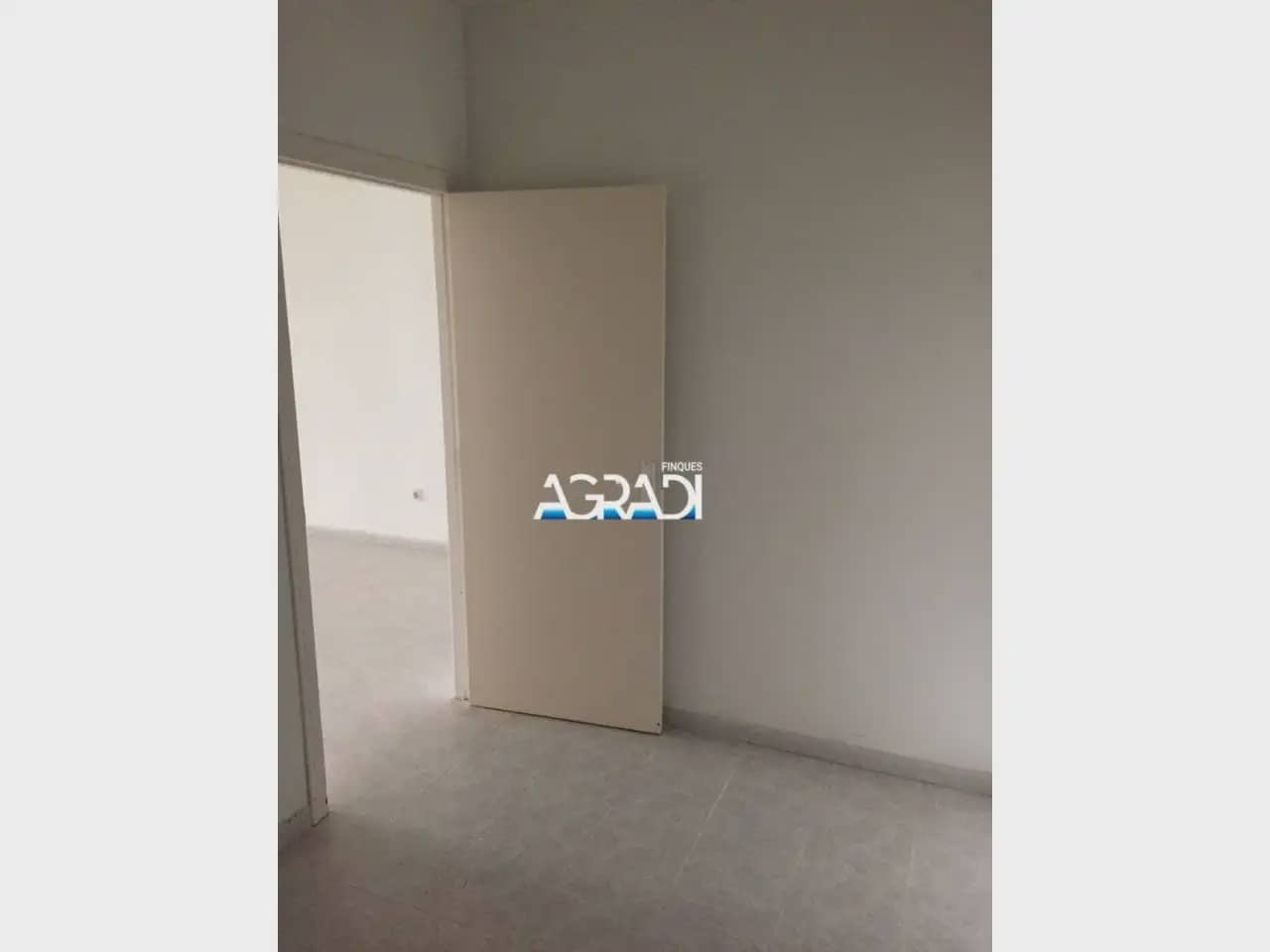 Commercial for sale in Sant Jordi - € 69,000 (Ref: 9938549)