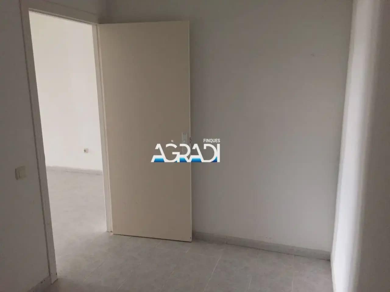 Commercial for sale in Sant Jordi - € 69,000 (Ref: 9938549)
