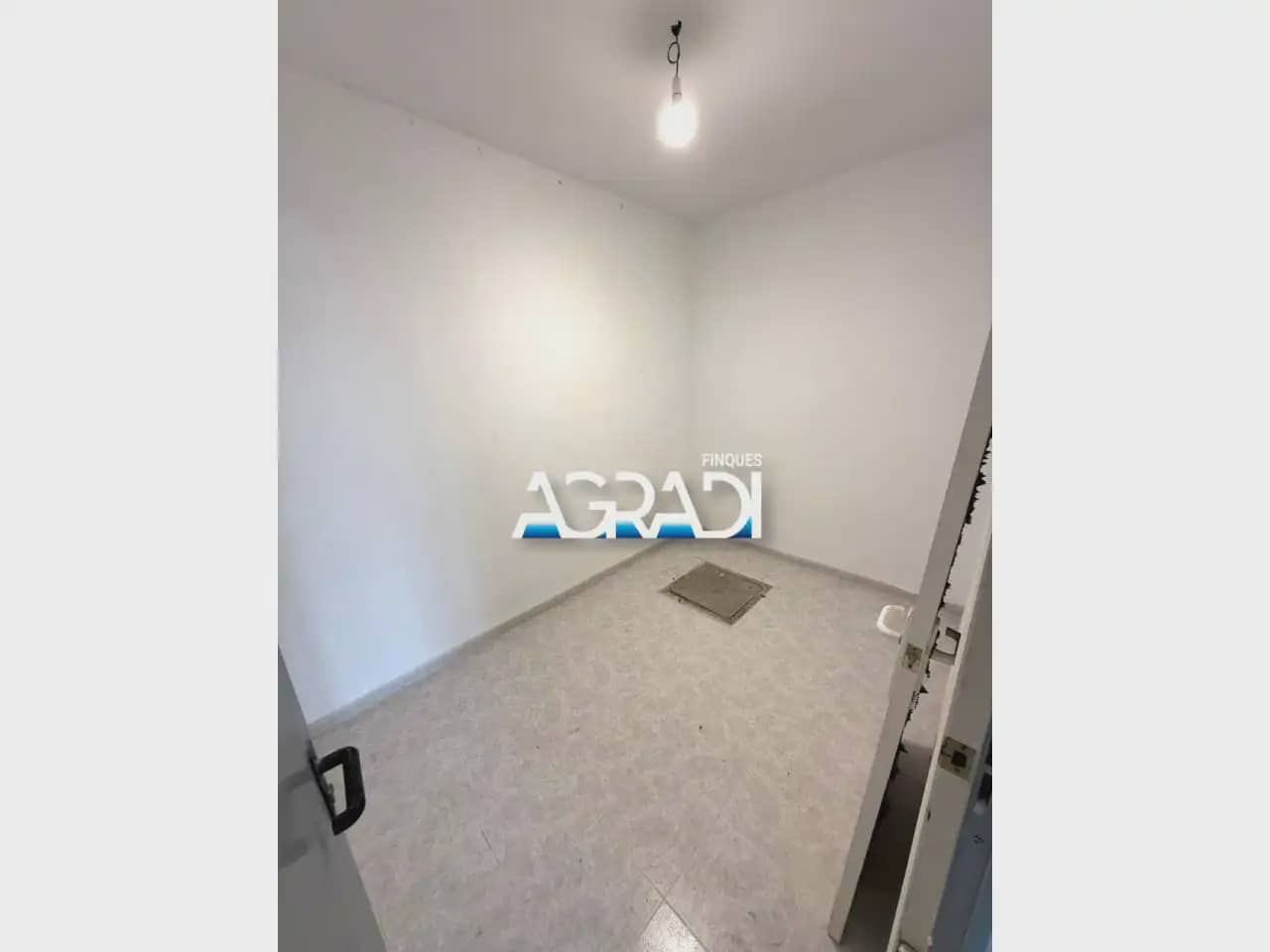 Commercial for sale in Sant Jordi - € 69,000 (Ref: 9938549)