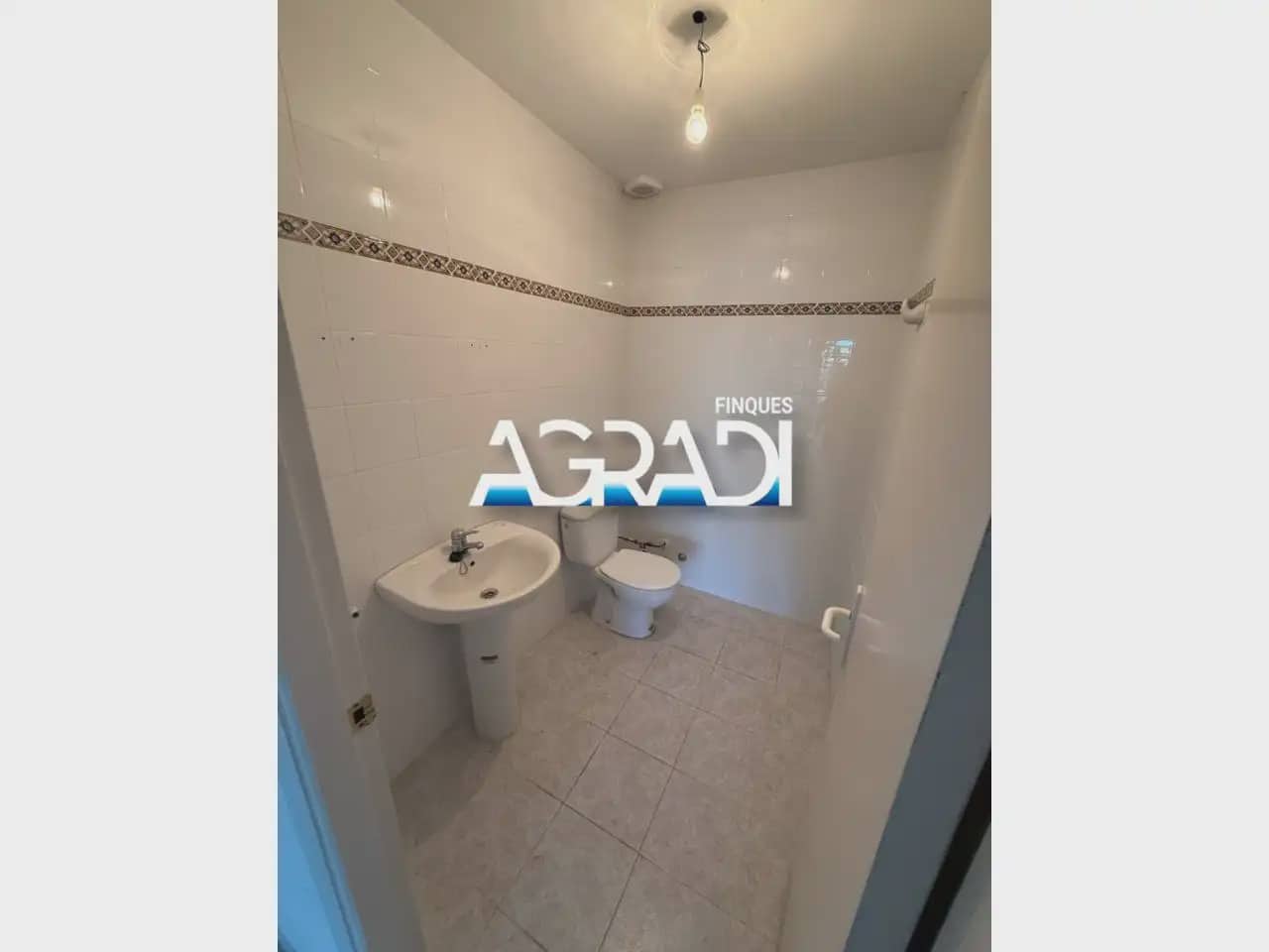Commercial for sale in Sant Jordi - € 69,000 (Ref: 9938549)