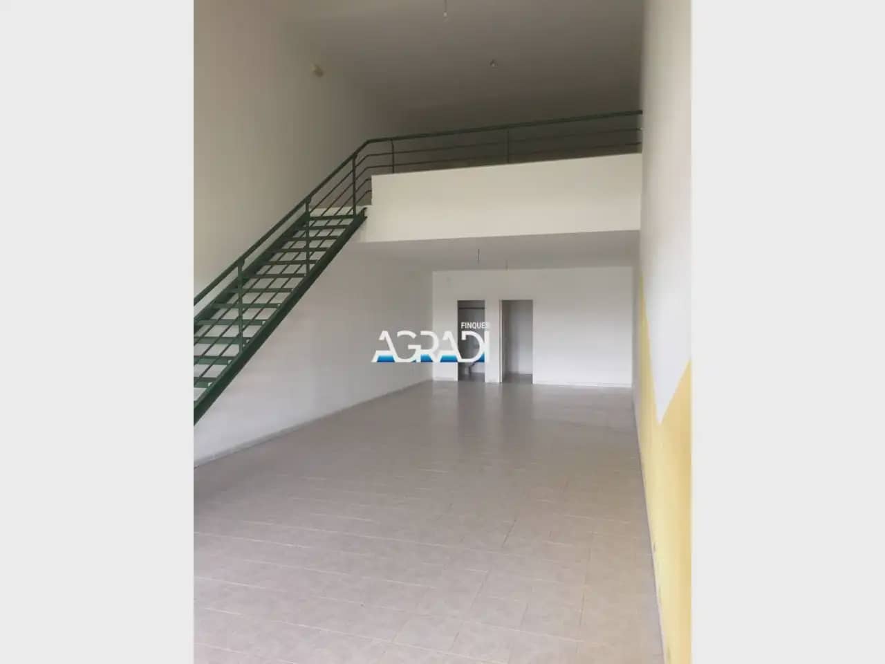 Commercial for sale in Sant Jordi - € 69,000 (Ref: 9938549)