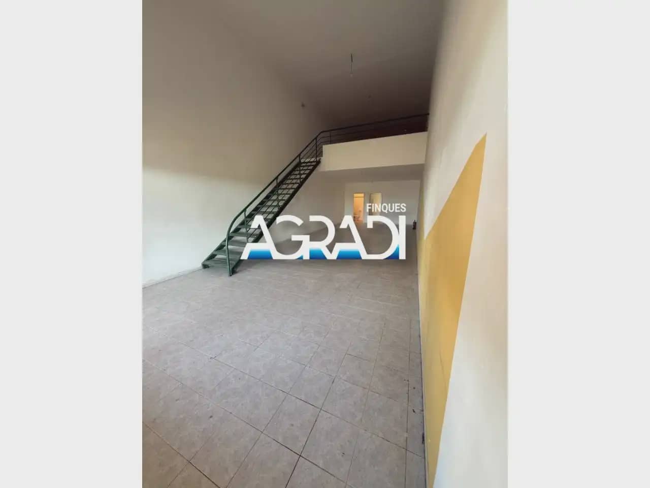 Commercial for sale in Sant Jordi - € 69,000 (Ref: 9938549)