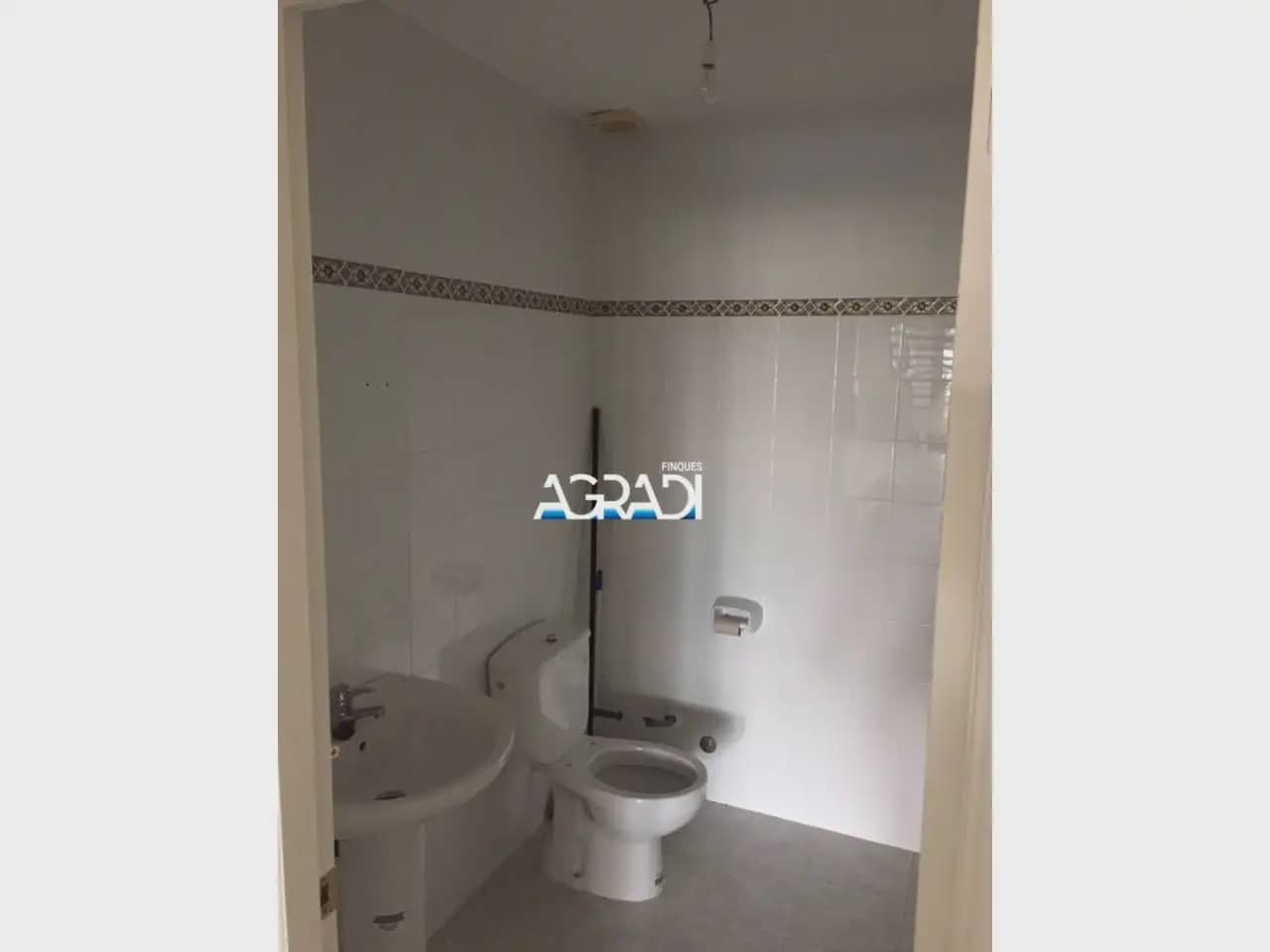 Commercial for sale in Sant Jordi - € 69,000 (Ref: 9938549)