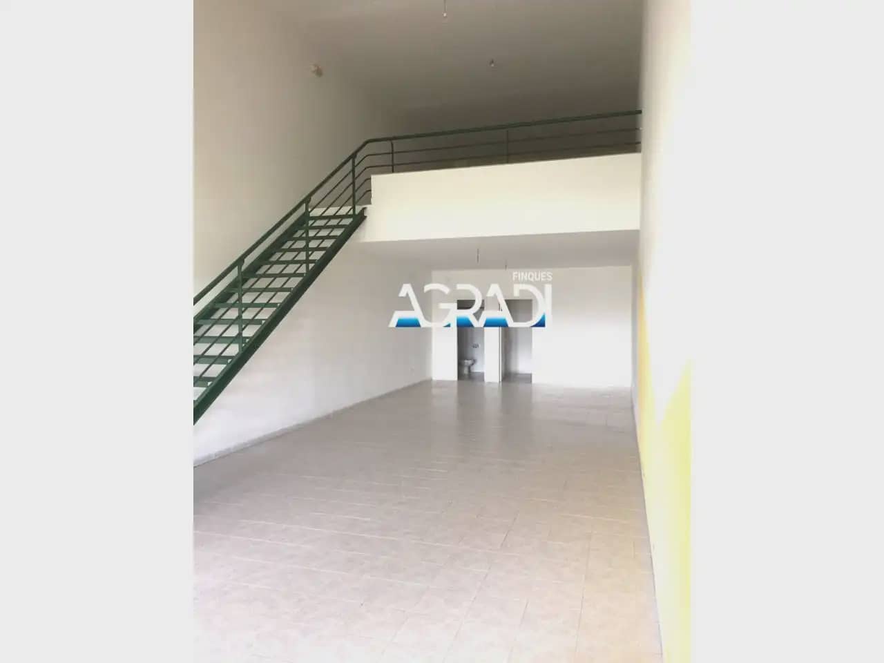 Commercial for sale in Sant Jordi - € 69,000 (Ref: 9938549)
