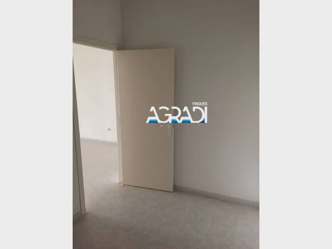 Commercial for sale in Sant Jordi - € 69,000 (Ref: 9938549)