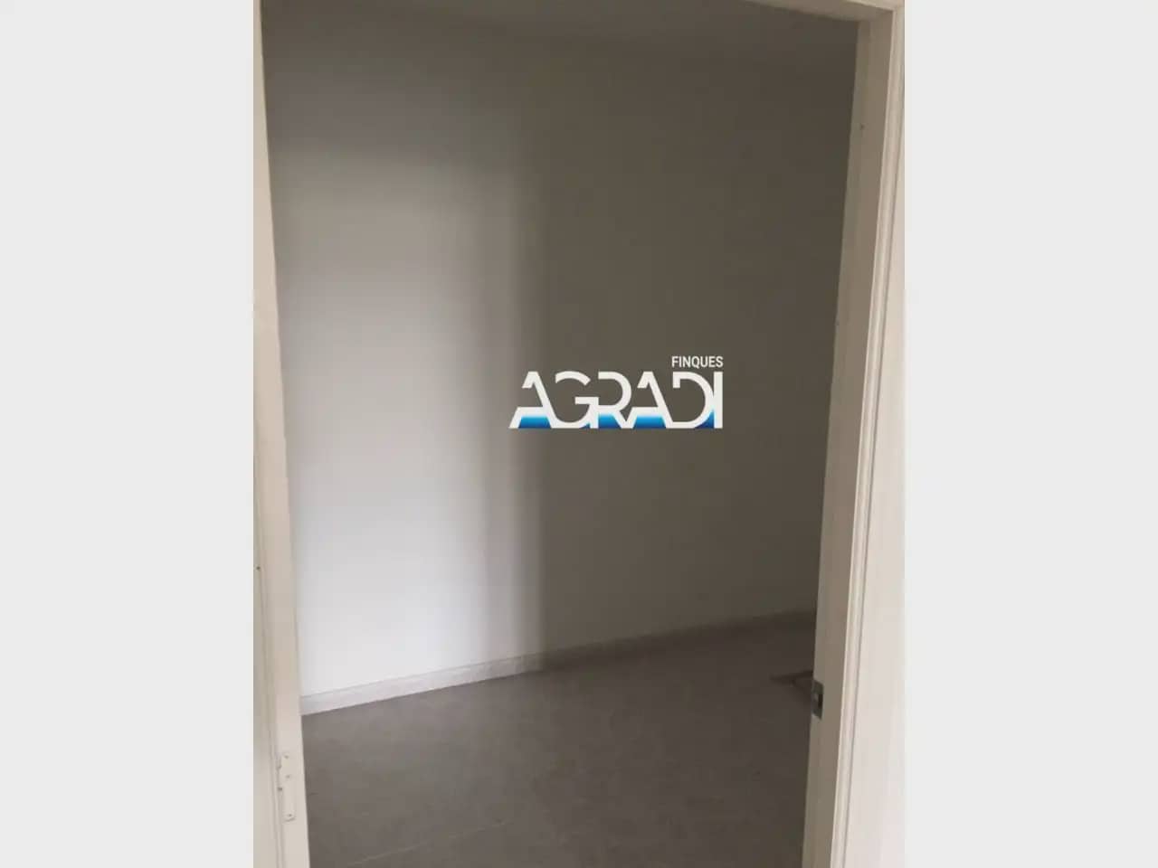 Commercial for sale in Sant Jordi - € 69,000 (Ref: 9938549)