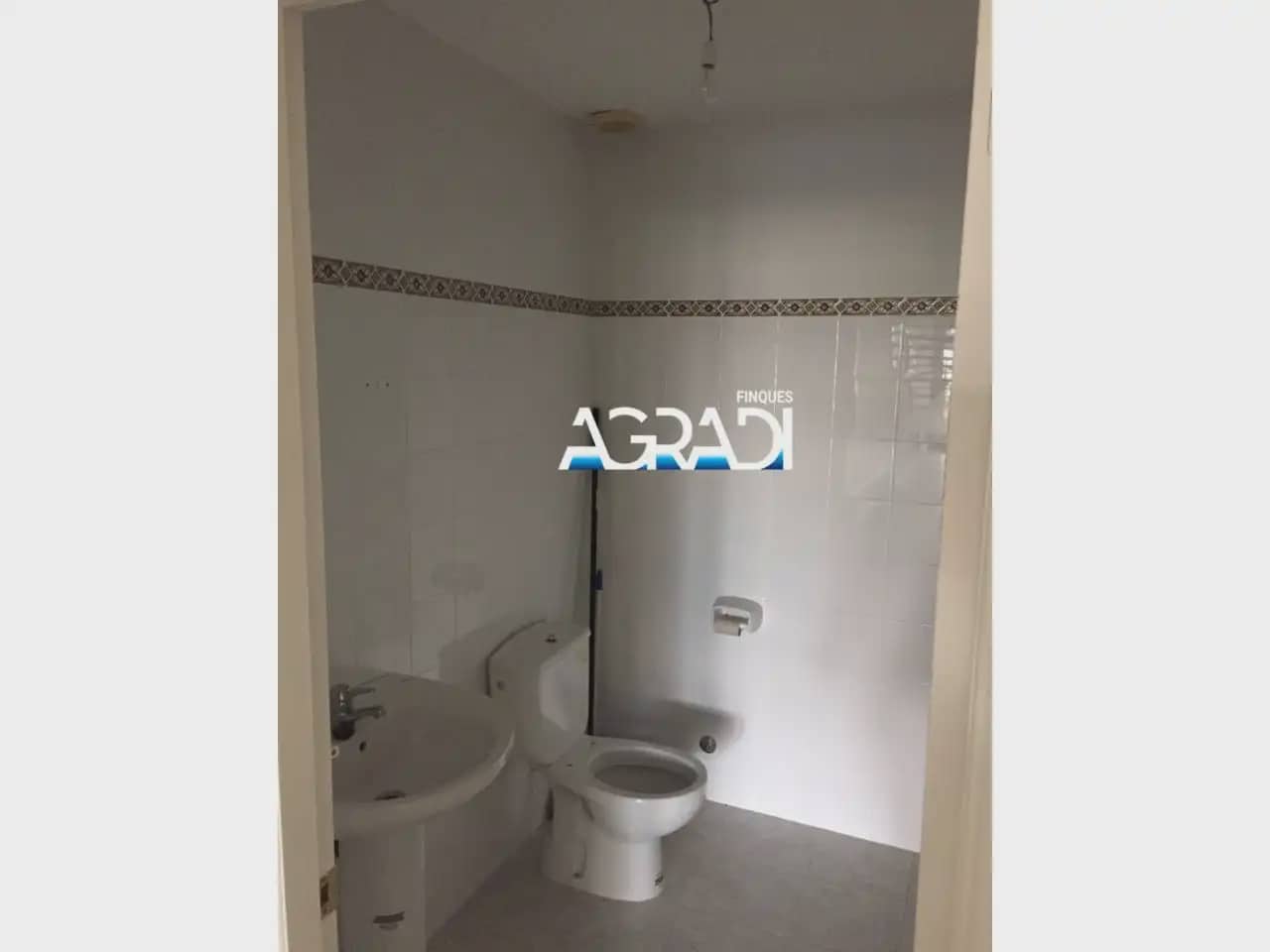 Commercial for sale in Sant Jordi - € 69,000 (Ref: 9938549)