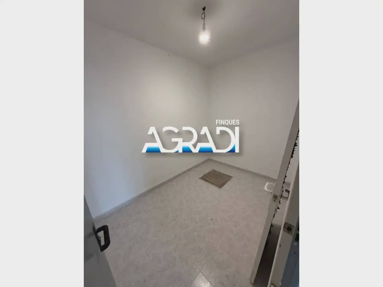 Commercial for sale in Sant Jordi - € 69,000 (Ref: 9938549)
