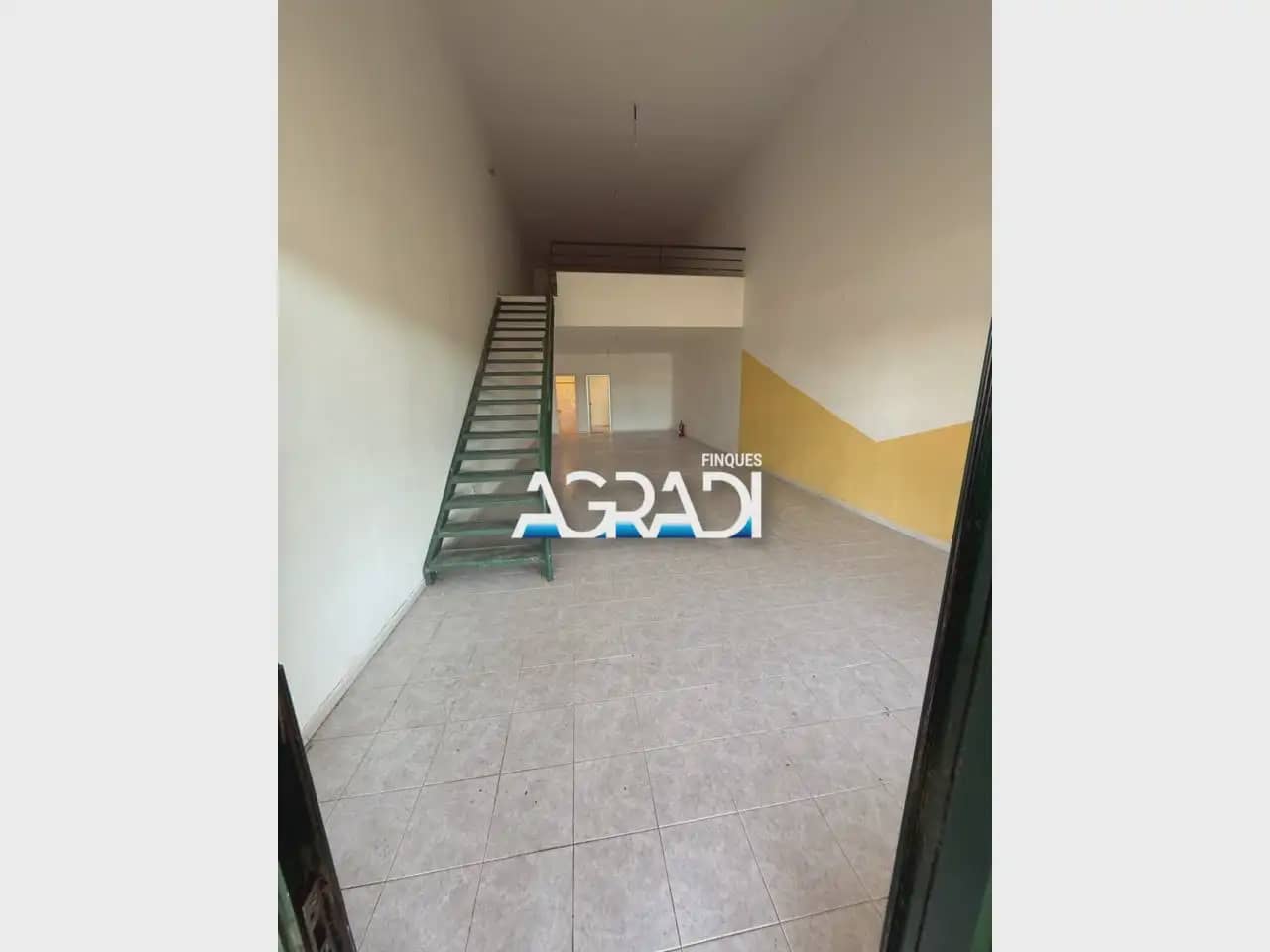 Commercial for sale in Sant Jordi - € 69,000 (Ref: 9938549)