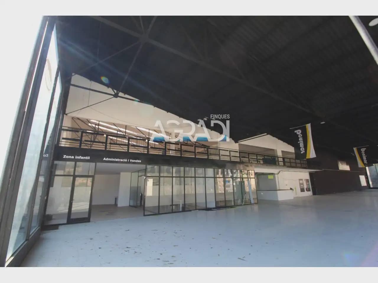 Local Commercial à louer à Vallirana - 5 500 € (Ref: 9938550)