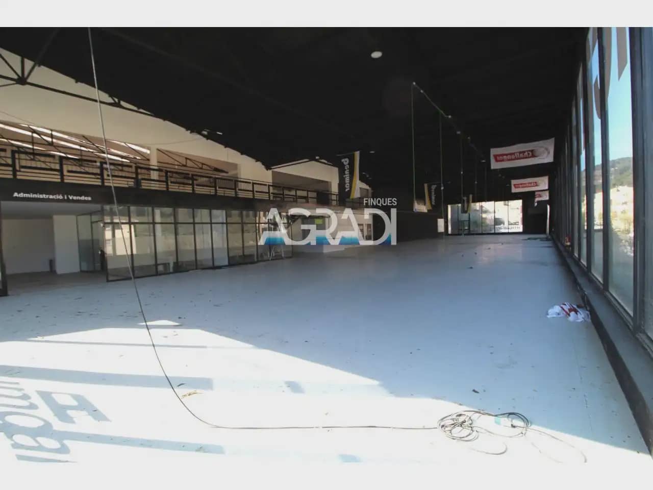 Local Commercial à louer à Vallirana - 5 500 € (Ref: 9938550)